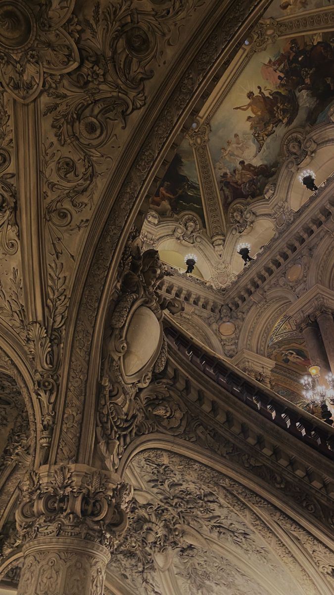 Bóveda dorada de una sala palaciega, vista desde abajo.